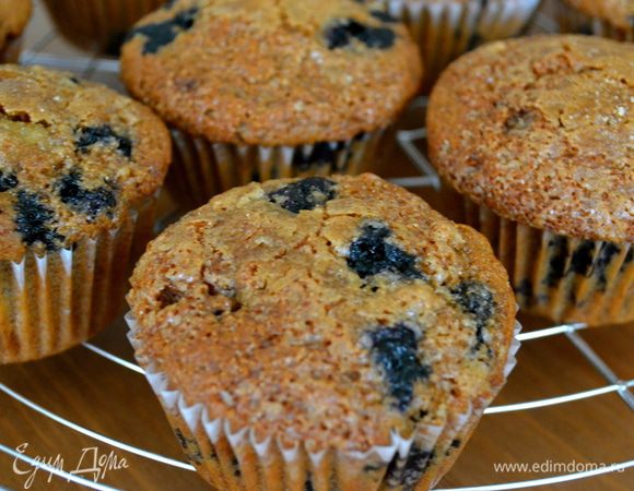 Дать маффинам остыть пару минут в форму, а затем переложить их на решетку до полного остывания. 