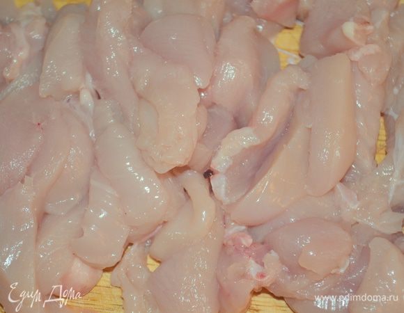 Мясо помыть нарезать на тонкие полосочки,