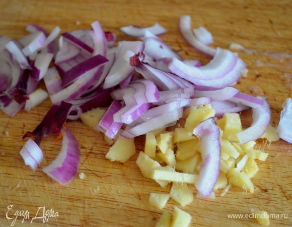 чеснок, лук и имбирь тоже мелко нарубить.