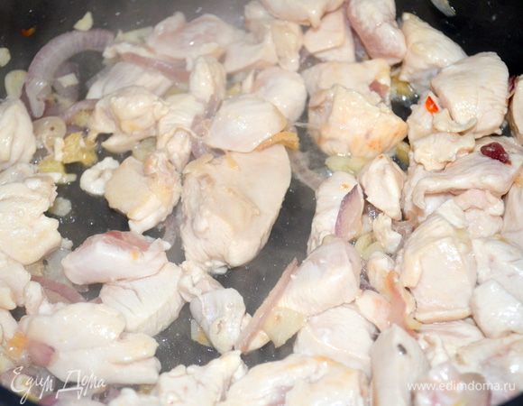 затем добавляем мясо и жарим все вместе... Поплывут чудесные ароматы.