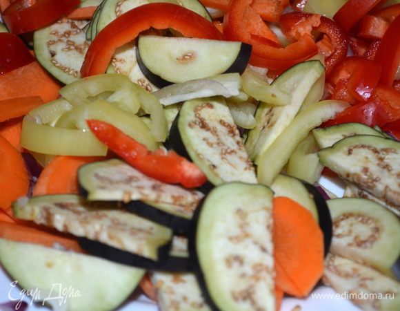 Пока мясо жарится, быстро режем остальные овощи...преимущественно соломкой.