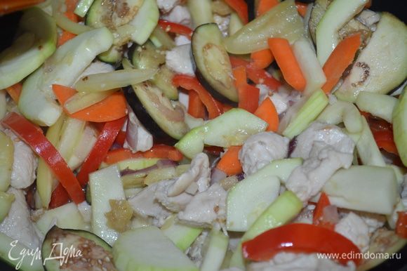 Добавляем к курице и жарим все вместе еще примерно 7-10 минут до мягкости овощей.