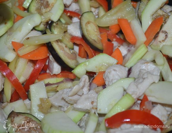 Добавляем к курице и жарим все вместе еще примерно 7-10 минут до мягкости овощей.