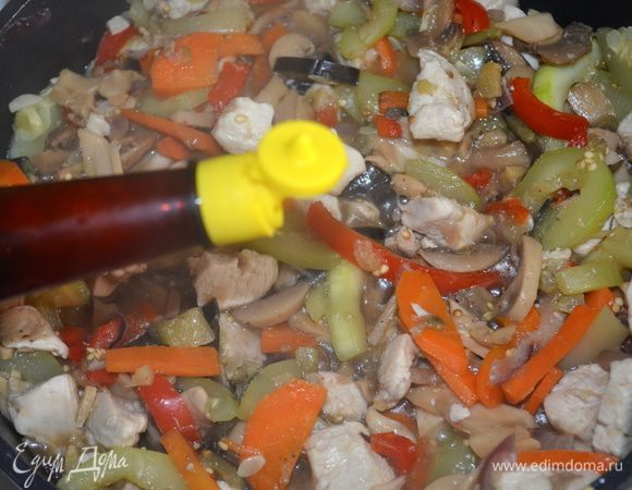 Затем добавляем грибы и соевый соус. Немного солим и перчим и жарим так еще 5 минут. 