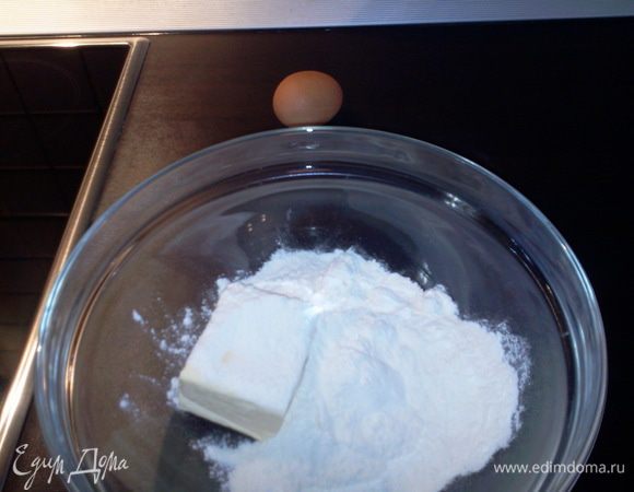 Маргарин и муку поместить в миску