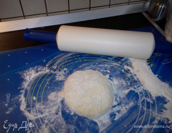 Соединить содержимое обеих мисок и замесить не очень крутое тесто
