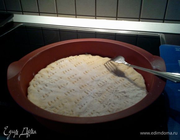 Тесто раскатать толщиной около 1 см., поместить в форму или на лист, поверхность "потыкать" вилкой