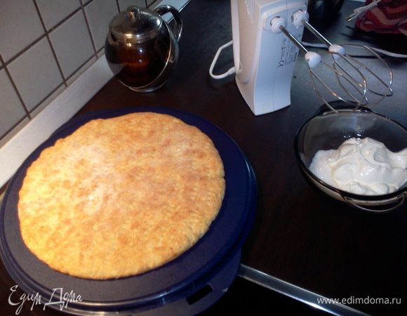 Для приготовления крема смешать сметану, сахар, ванилин и взбить миксером