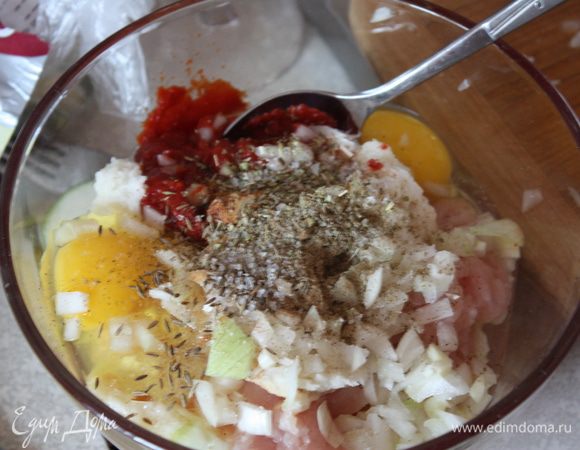 Тщательно перемешиваем и добавляем все специи, солим, перчим и еще раз перемешиваем.