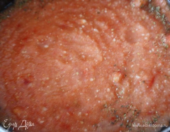 Сделаем соус. Возьмем форму, в которой будем выпекать (у меня чугунная), ставим на плиту разогреваем в ней масло. Если форма не подходит для плиты, то можно соус сделать в сковороде. В разогретое масло кладем нашу измельченную мякоть овощей, лук и чеснок (я все измельчила в блендере,если покажется мало соуса,можно добавить еще помидорку), добавим томатную пасту и орегано. нальем 400 мл воды и доведем до кипения.