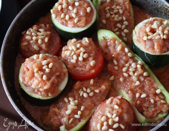 Соус посолите,поперчите. Овощи наполните фаршем и выложите в соус. Сверху на овощи посыпьте кедровые орешки и поставьте в разогретую до 200 духовку на 1 час, первые 30 минут прикрыв фольгой.Я запекаю обычно в двух формах)