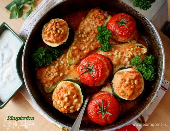 Приготовим соус. Для этого в йогурт добавим измельченные листья мяты, соль, перец и лимонный сок. ОЧЧЕНЬ вкусно!!!!