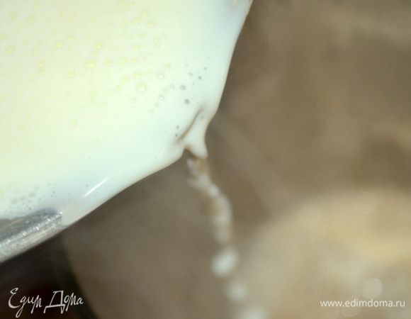 влить в кофе половину от молока и еще раз размешать