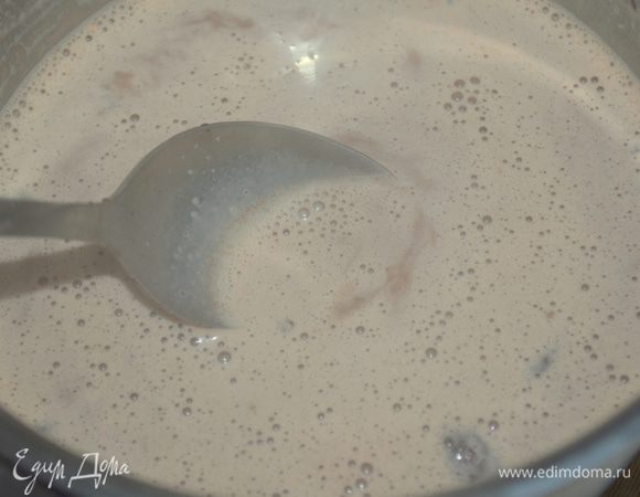 вторую половину молока доводим до кипения. бросаем туда шоколад и 1 ст. ложку сахара и размешиваем, чтобы шоколад растаял в молоке. 