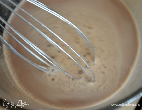 вливаем шоколадное молоко в кофе и взбиваем венчиком или блендером. Будет классная пена!