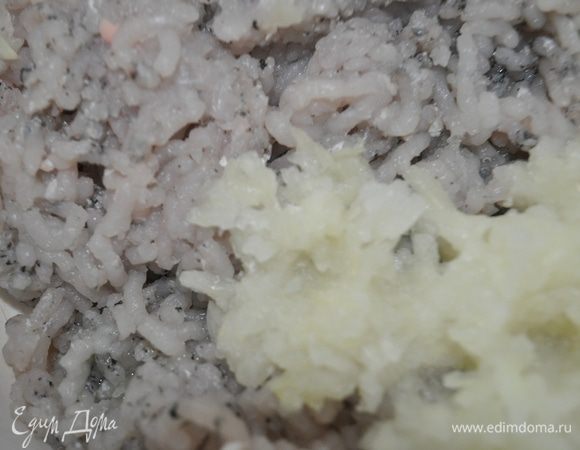 Куски хлеба залить сливками, оставить размокать.
Филе щуки пропустить через мясорубку с салом,зеленью, очищенными луком и чесноком.
Хлеб отжать, добавить в рыбный фарш, по желанию можно добавить одно сырое яйцо (я не добавляю), посолить, поперчить, хорошо перемешать.