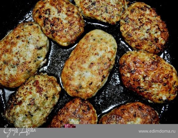 обвалять в муке или сухарях и обжарить в хорошо разогретом раст.масле с двух сторон о золотистой румяной корочки.
Обжаренные котлеты сложить в подходящую посуду,
добавить немножко горячей воды и поставить тушиться на медленном огне минут 10-15.
Пока котлеты тушатся, приготовить соус.
Для этого измельчить укроп, чеснок пропустить через пресс и добавить к сливкам, посолить, поперчить, перемешать.