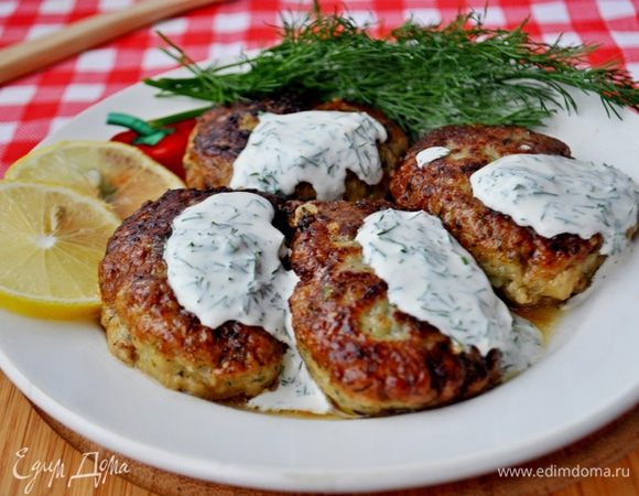 Подавать котлеты с соусом,ломтиком лимона,украсив веточкой зелени.
Приятного аппетита!