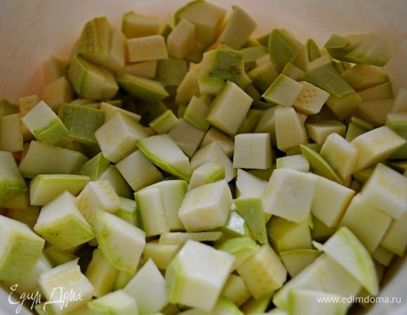Кабачки вымыть, вытереть на сухо, отрезать кончики.
Не очищая кожуру(в том случае, если кабачки молодые), порезать кабачки кубиками. Чеснок очистить, измельчить