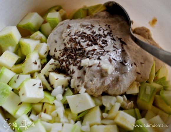 Сложить кабачки и чеснок в подходящую посуду, добавить тахину, лимонный сок, зиру и масло