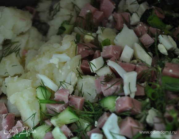 Свеклу вымыть и отварить до готовности, остудить, очистить.
Отдельно отварить картофель до готовности, яйца сварить в крутую. Картофель и яйца остудить, очистить.
Огурцы и зелень вымыть, зелень стряхнуть от воды и мелко порубить, огурцы вытереть на сухо, нарезать маленькими кубиками. Остывшие яйца и картофель,а также ветчину нарезать мелкими кубиками.