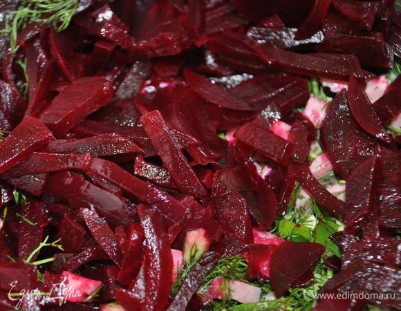 Свёклу нарезать тонкой соломкой.
Сложить все подготовленные ингредиенты в кастрюлю, выдавить сок половины лимона, добавить воду, аккуратно перемешать, приправить солью и перцем.Поставить в холодильник часа на 3, не меньше.Подавать свекольник со сметаной.