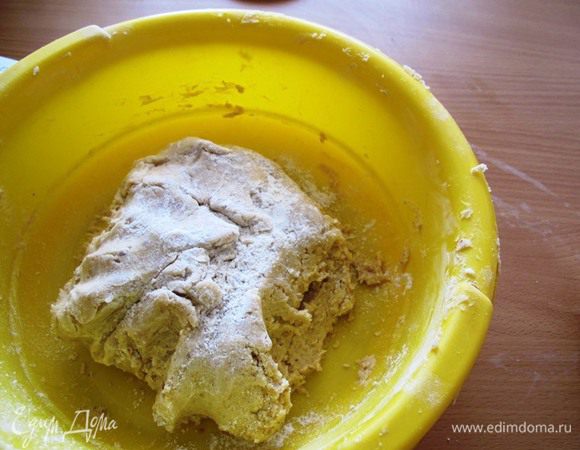 Масло комнатной температуры растереть с 50 граммами сахарного песка и желтком яйца. Добавить муку с разрыхлителем и вымесить тесто. Тесто имеет мягкую консистенцию. Тесто делим две части. Одна чуть больше другой, примерно 40% и 60%.