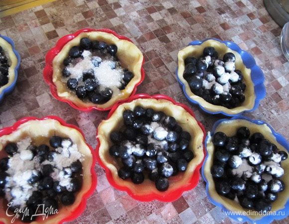 Сверху выкладываем ягоды, смешанные с оставшимся сахарным песком и крахмалом.