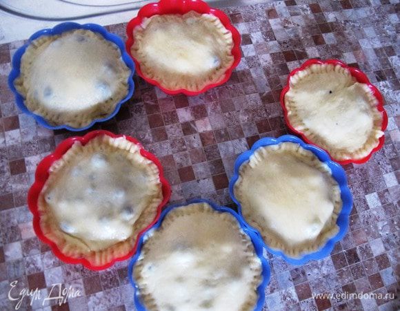Из меньшей части теста вырезаем "крышечки" корзиночек, накрываем и края придавливаем вилкой с частыми зубцами.