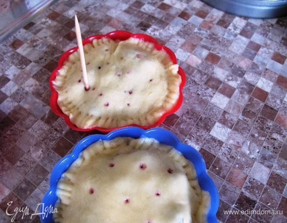 Сверху делаем проколы зубочисткой. Выпекаем при 160 градусах около 25-30 минут. Готовые корзиночки посыпаем сахарной пудрой.