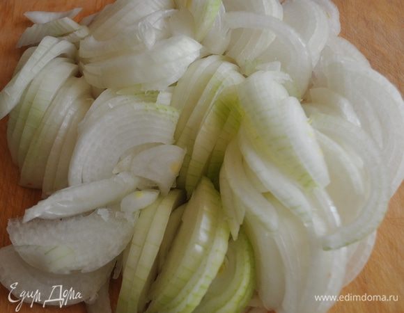 Лук нарезать полукольцами или кольцами