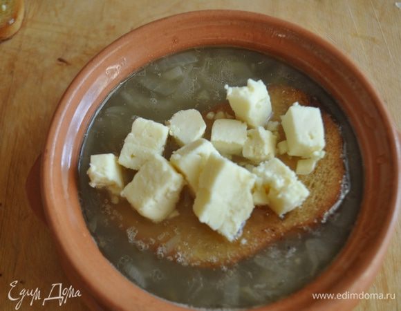 Суп разлить в огнеупорные чашки или горшочки, положить в каждую по ломтику хлеба, посыпать кусочками брынзы и поставить на несколько минут в умеренно разогретую духовку до полного расплавления брынзы.