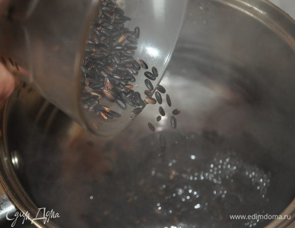 Стакан риса, залить с 3-мя стаканами кипящей, подсоленной воды, перемешать, убавить огонь и оставить вариться на 45-50 минут, периодически помешивая.