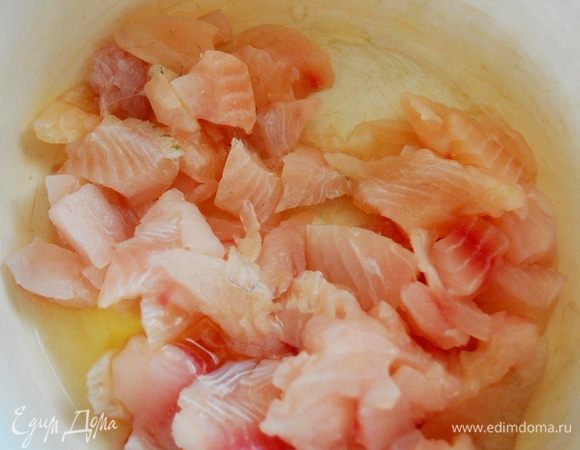 Рыбу нарезать на кусочки