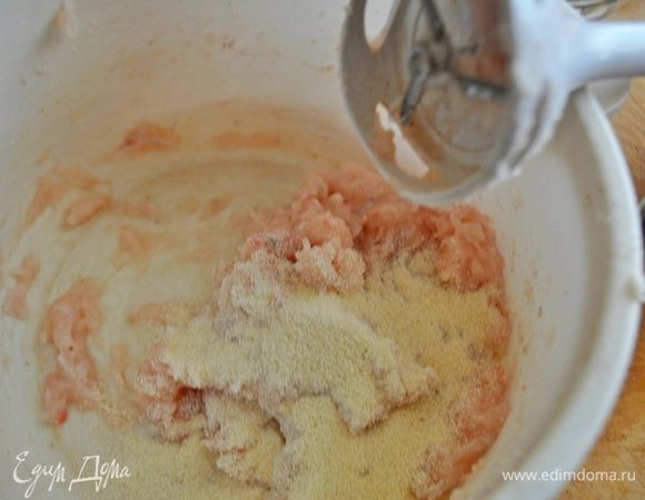 измельчить в блендере вместе с яичным белком и манкой, добавив соль, перец.