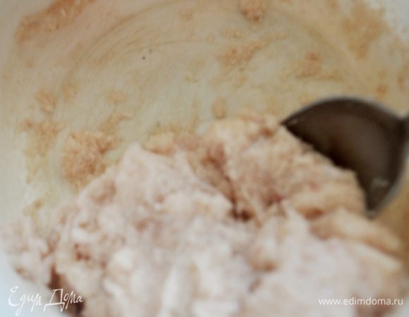 При помощи 2-ух чайных ложек сформировать клёцки.