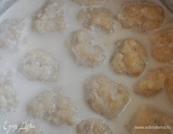 Варить рыбные клёцки в слабо кипящем молоке, приправленным щепоткой муската и солью 5 минут. рыбные клецки оставить в молочном соусе.