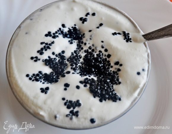 Сливки для взбивания взбить до устойчивых пиков,добавить не много лимонного сока, добавить чёрной икры,аккуратно перемешать.