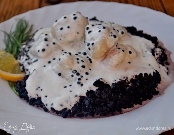 На порционную тарелку выложить чёрный рис,сверху рыбные клёцки и полить сливочно-икорным соусом. Украсить долькой лимона и веточкй укропа.Приятного аппетита!