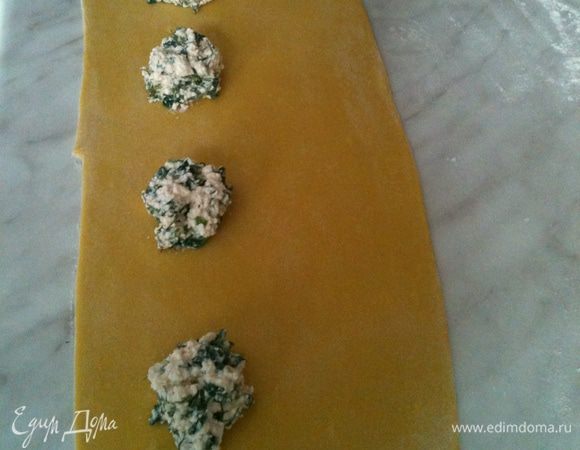 Тесто раскатать полосками, положить начинку, накрыть второй половиной теста и нарезать равиоли.