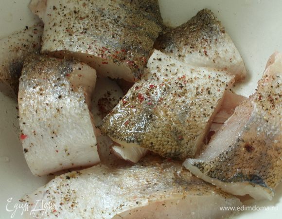 Рыбу нарезать порционными кусками, добавить соль, молотый перец, лимонный сок, перемешать и отставить на 5 минут