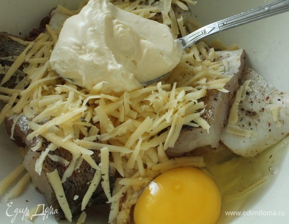 Добавить яйцо, сметану, натертый на крупной терке сыр, куркуму
