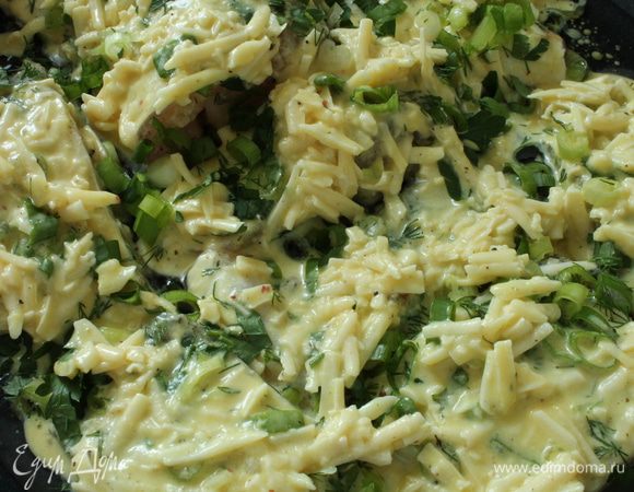 Равномерно распределяем по поверхности рыбы оставшуюся сырную смесь, накрыть крышкой. Запекать на плите на минимальном огне 25-30 минут. Главное следить, чтобы рыбка не подгорела. Подаем с салатиком или гарниром по вашему вкусу. Приятного вам аппетита!