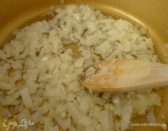 Томатный соус: Нагреть масло в кастрюле, обжарить лук, пока он не станет прозрачным. Добавить нарезанный чеснок на минуту.
