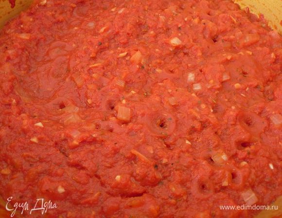 Добавить нарезанные помидоры и примерно четверть стакана воды (если используем измельченные помидоры с банки, не нужно воды) и варить на среднем огне в течение 20 минут. Добавить специи и сахар, и варить около 15- 20 минут.
