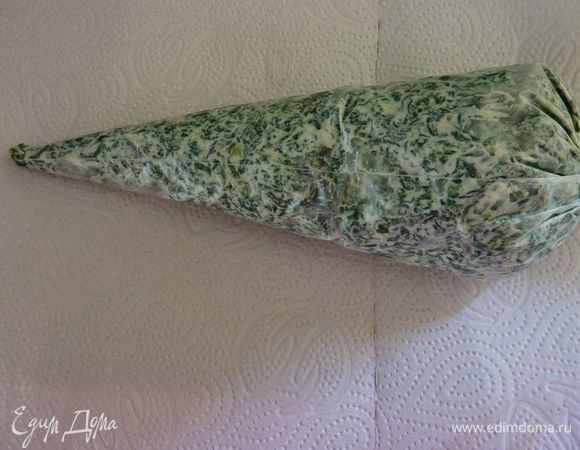 Попробовать  и отрегулиревать приправы, если необходимо. Переложить смесь шпината в кондитерский мешок .
