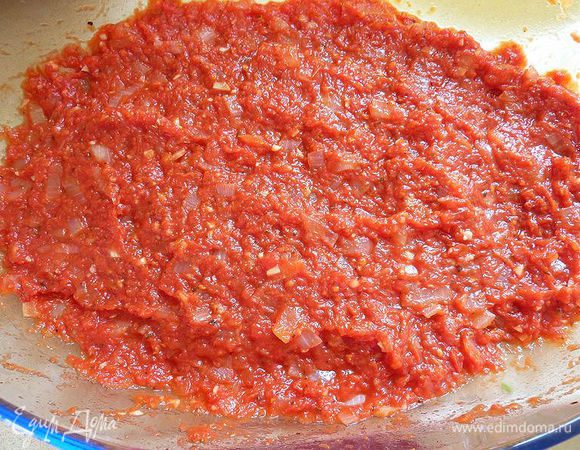 Налейте  томатный соуса в форму .
