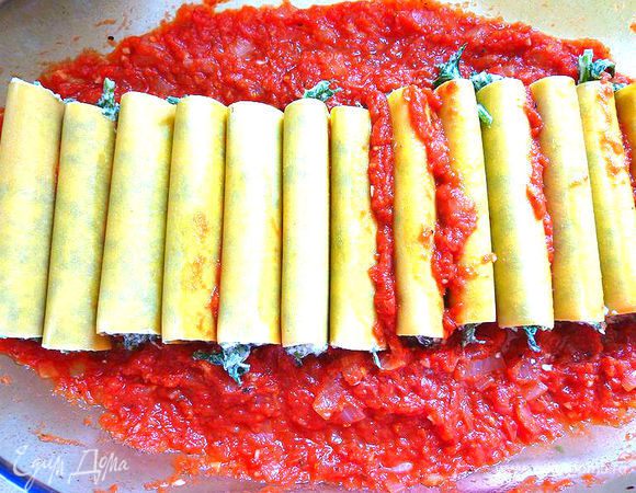 Заполнить трубочки смесью из шпината . Разложить каннелони плотно на томатный соус .
