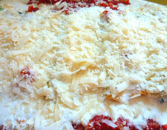 Налейте сливки на трубочки и посыпти пармезаном .
