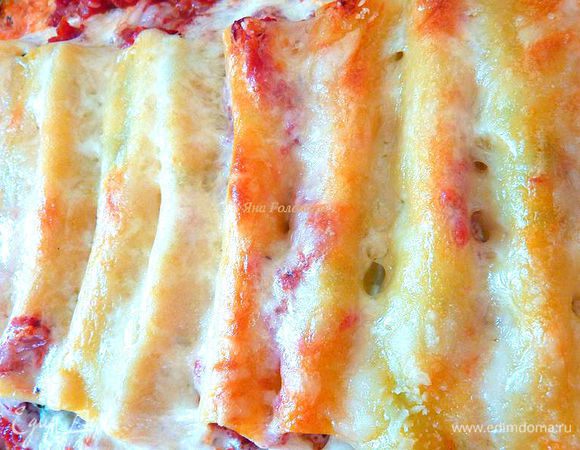 Выпекать в предварительно разогретой духовке при температуре 180 градусов около 45 минут , пока сыр за золотится .
